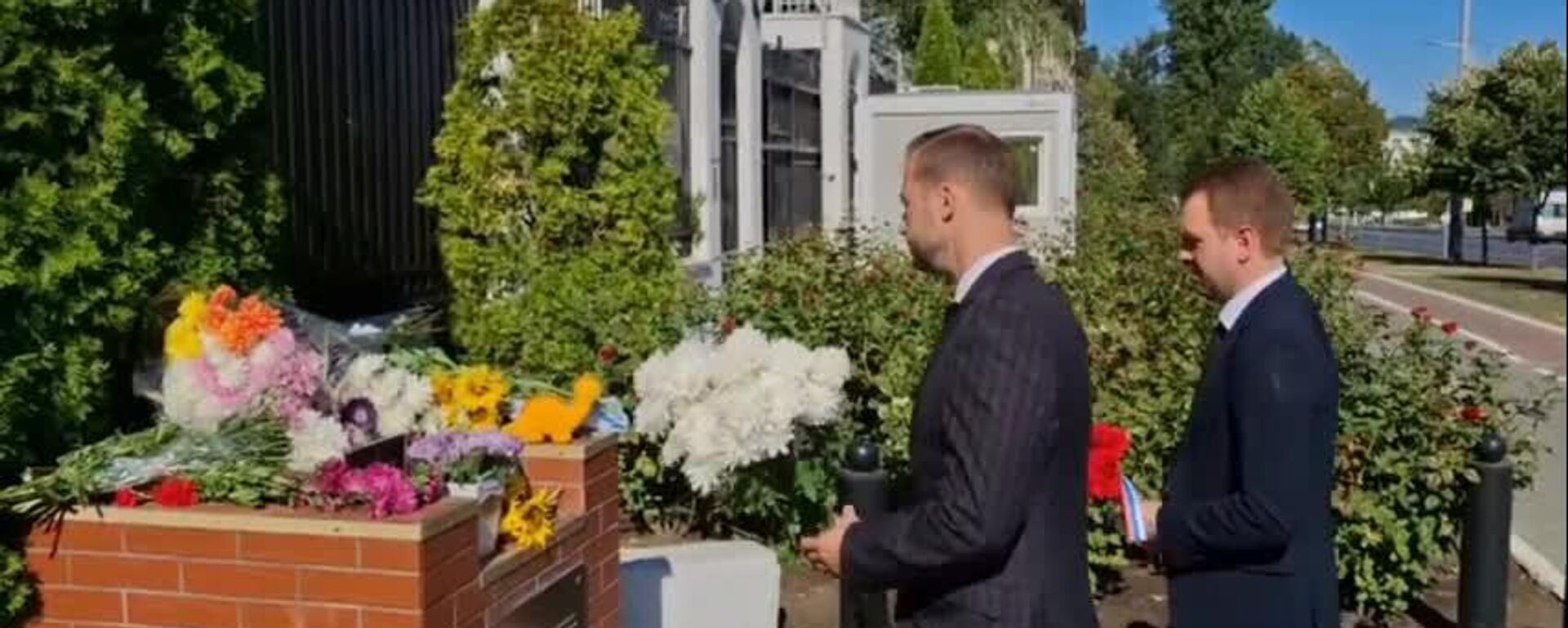 У здания посольства России в Кишиневе прошла памятная акция в связи с 21-й годовщиной трагедии в Беслане У здания посольства России в Кишиневе прошла памятная акция в связи с 21-й годовщиной трагедии в Беслане - Sputnik Молдова, 1920, 03.09.2025