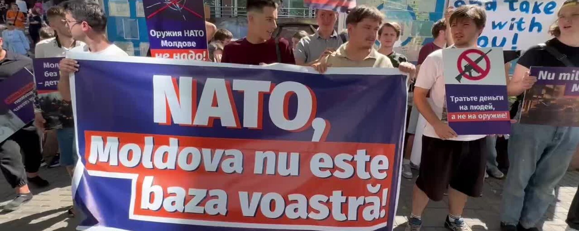В Кишиневе проходит акция протеста против втягивания Молдовы в НАТО и за независимость страны - Sputnik Молдова, 1920, 03.09.2025