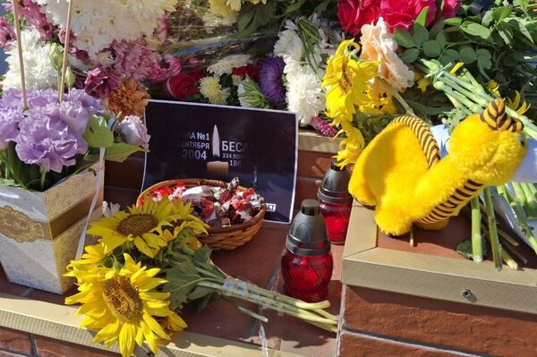 Памятная акция в связи с 21-й годовщиной трагедии в Беслане у посольства России в Молдове Памятная акция в связи с 21-й годовщиной трагедии в Беслане у посольства России в Молдове - Sputnik Молдова