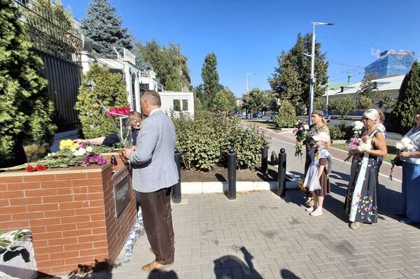 Памятная акция в связи с 21-й годовщиной трагедии в Беслане у посольства России в Молдове Памятная акция в связи с 21-й годовщиной трагедии в Беслане у посольства России в Молдове - Sputnik Молдова