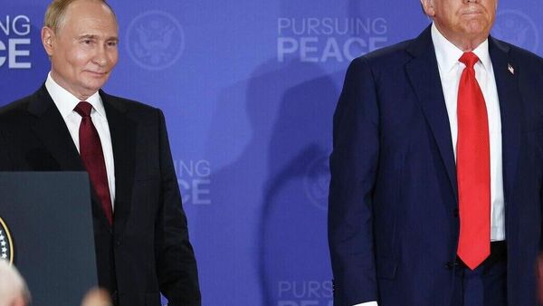 Trump le-a declarat consilierilor săi că este hotărât să nu strice relațiile cu Putin, scrie NBC - Sputnik Moldova