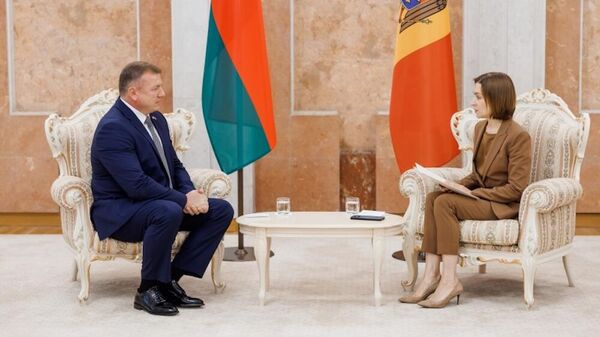 Ambasadorul Republicii Belarus, Anatol Buben și președintele Maia Sandu - Sputnik Moldova