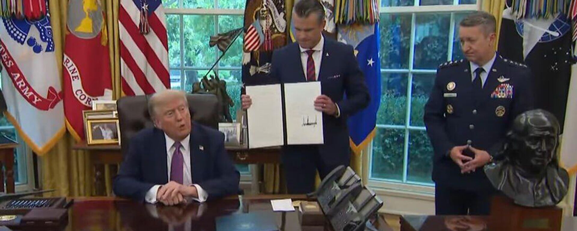 Хегсет теперь официально не шеф Пентагона, а министр войны - Sputnik Молдова, 1920, 05.09.2025