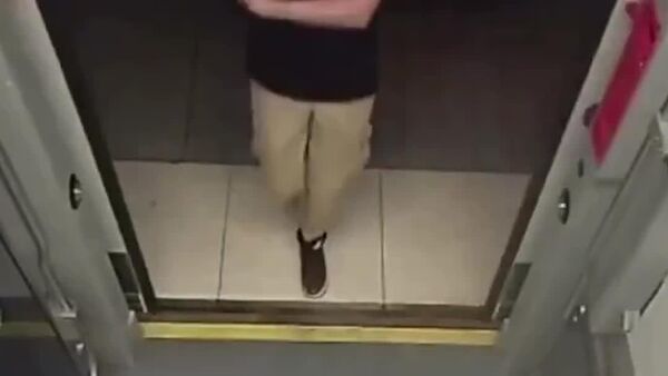 Unul dintre fruntașii socialiști, Vlad Batrîncea, vine cu un vlog de la fost Universitate Agrară pe care actualele autorități au lichidat-o - Sputnik Moldova