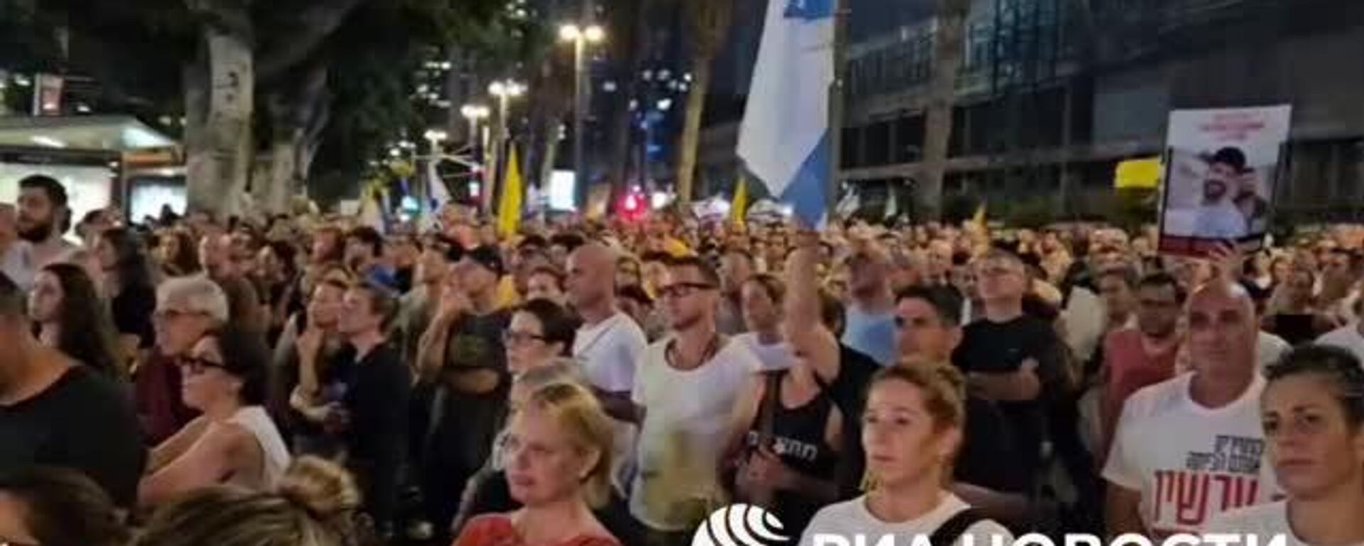 Тысячи израильтян вышли на улицы Тель-Авива в субботу вечером с требованием к властям прекратить войну в секторе Газа и добиться освобождения заложников, которые удерживаются палестинскими радикалами уже 700 дней, передает РИА Новости - Sputnik Молдова, 1920, 06.09.2025