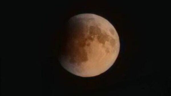 Редчайшее кровавое лунное затмение прямо сейчас наблюдают люди во многих странах - Sputnik Молдова