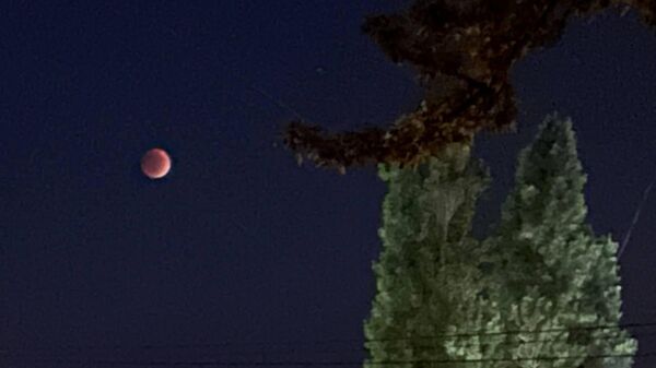Такую луну сейчас наблюдают жители Кишинева - Sputnik Молдова