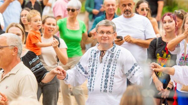 Аутентичный лидер партии PAS в Португалии выглядит как богатый сеньор, который рассказывает местным молдаванам-гастарбайтерам, кого надо escolher на предстоящих выборах - Sputnik Молдова