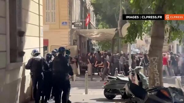 Confruntări violente între protestatari și forțele de ordine au început la Marsilia, după cele din Paris - Sputnik Moldova