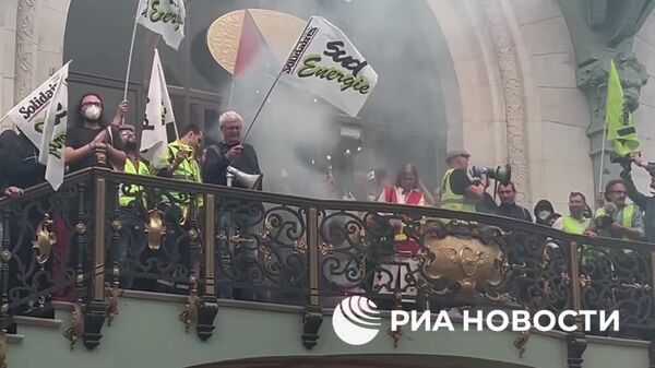 Protestatarii din Paris au organizat o demonstrație cu torțe în incinta Gării Lyon, transmite corespondentul RIA Novosti - Sputnik Moldova