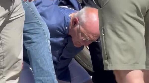 В соцсетях распространяется видео задержания предполагаемого стрелка в республиканца Чарли Кирка - Sputnik Молдова