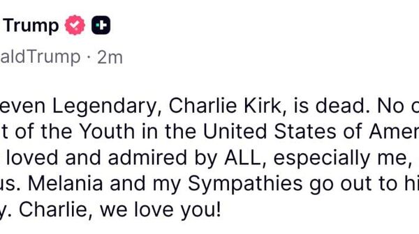 Сторонник Трампа консерватор Чарли Кирк скончался в больнице после покушения в кампусе университета долины Юты, об этом сообщил президент США - Sputnik Молдова