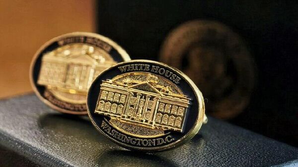 Trump i-a dăruit lui Lukașenko butoni de manșetă cu imaginea Casei Albe, transmite BelTA - Sputnik Moldova