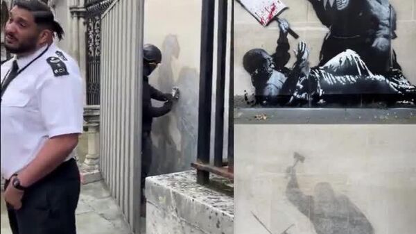 В Лондоне под охраной полиции закрасили уже ставшее культовым граффити Бэнкси, изображающее судью, который молотком избивает демонстранта - Sputnik Молдова