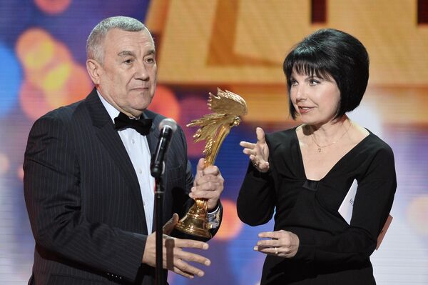 Режиссер Евгений Цымбал, получивший приз в номинации &quot;Лучший неигровой фильм&quot; за фильм &quot;Валентина Кропивницкая в поисках потерянного рая&quot;, на XXIX церемонии вручения Национальной кинематографической премии &quot;НИКА&quot; в театре фольклора &quot;Русская песня&quot;. - Sputnik Молдова