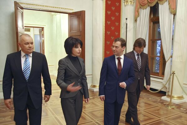 24 декабря 2008 г. Президент России Дмитрий Медведев (второй справа) во время интервью по итогам 2008 года российским телеканалам в Кремле. Слева направо – ведущий программы &quot;Вести&quot; (телеканал &quot;Россия&quot;) Дмитрий Киселев, заместитель генерального директора канала НТВ по информационному вещанию Татьяна Миткова и директор информационного вещания &quot;Первого канала&quot; Кирилл Клеменов. - Sputnik Молдова