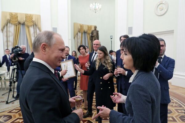 12 октября 2018. Президент РФ Владимир Путин во время встречи в Кремле с руководством и журналистами телеканала НТВ, который в эти дни отмечает свое 25-летие. Справа – главный редактор главной редакции информационно-аналитических программ телекомпании НТВ Татьяна Миткова. - Sputnik Молдова