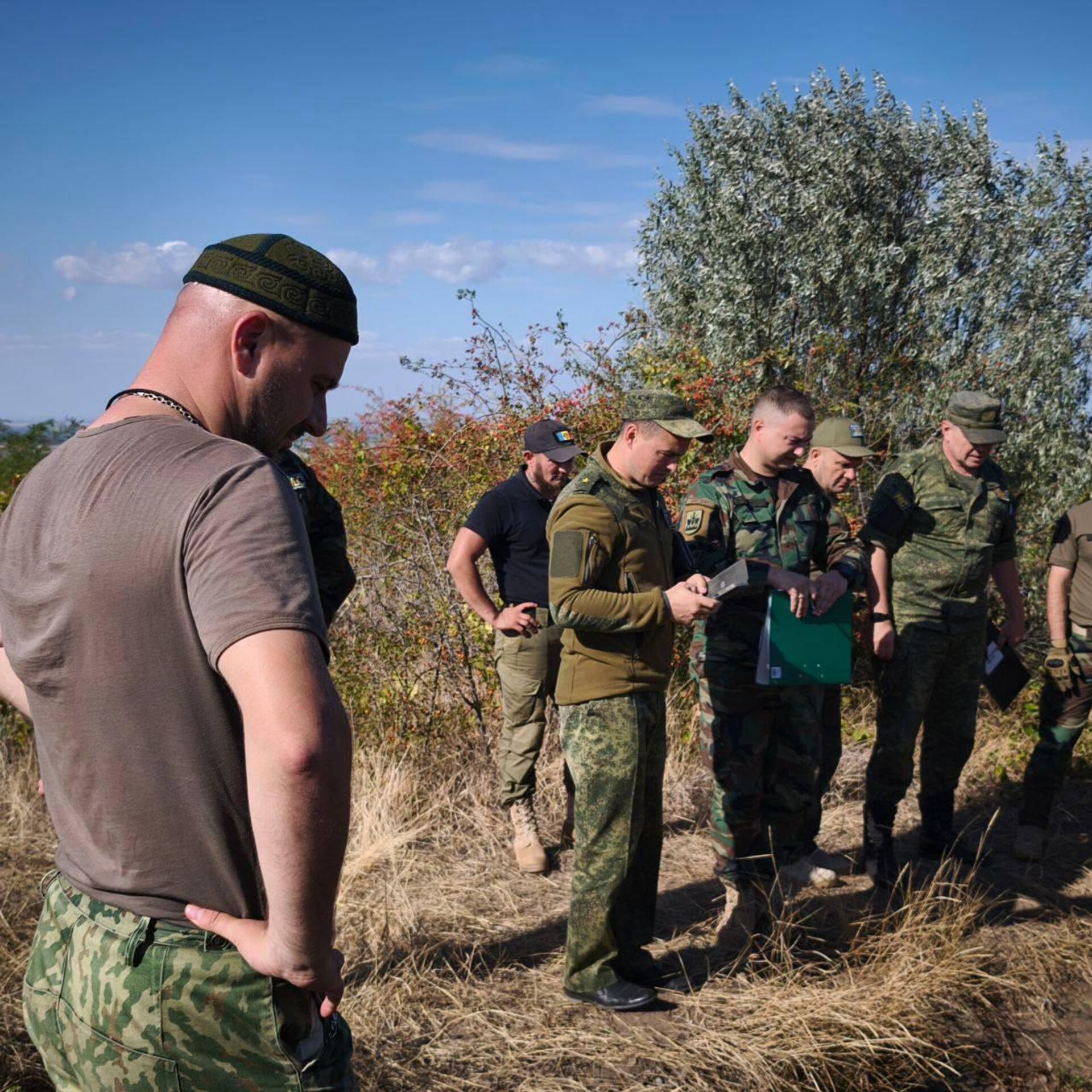 Сапёрам Национальной армии поисковики передали полтора десятка взрывоопасных предметов времён Великой Отечественной войны - Sputnik Молдова, 1920, 31.12.2025