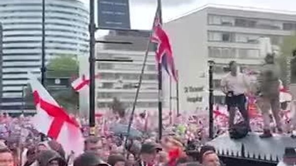 В Лондоне прошли масштабные протесты Объединим Королевство, которые организовал правый политик Томми Робинсон - Sputnik Молдова