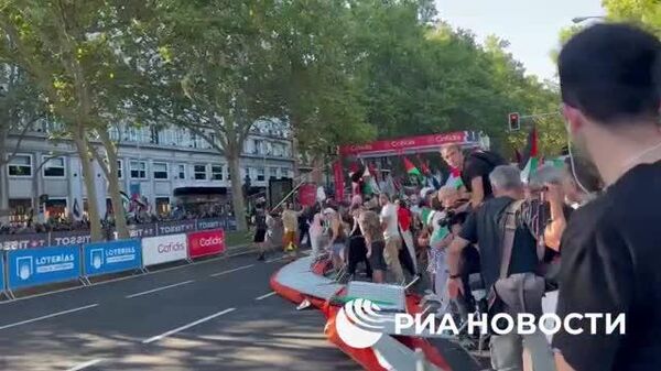 Participanții la un protest pro-palestinian din timpul etapei finale a cursei cicliste Vuelta a España au intrat în fugă pe pistă la Madrid, întrerupând competiția, relatează un corespondent RIA Novosti - Sputnik Moldova