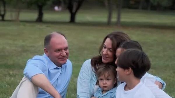 Один из лидеров блока Альтернатива, мэр Кишинева Ион Чебан на прогулку с семьёй всегда берет флажки ЕС - Sputnik Молдова