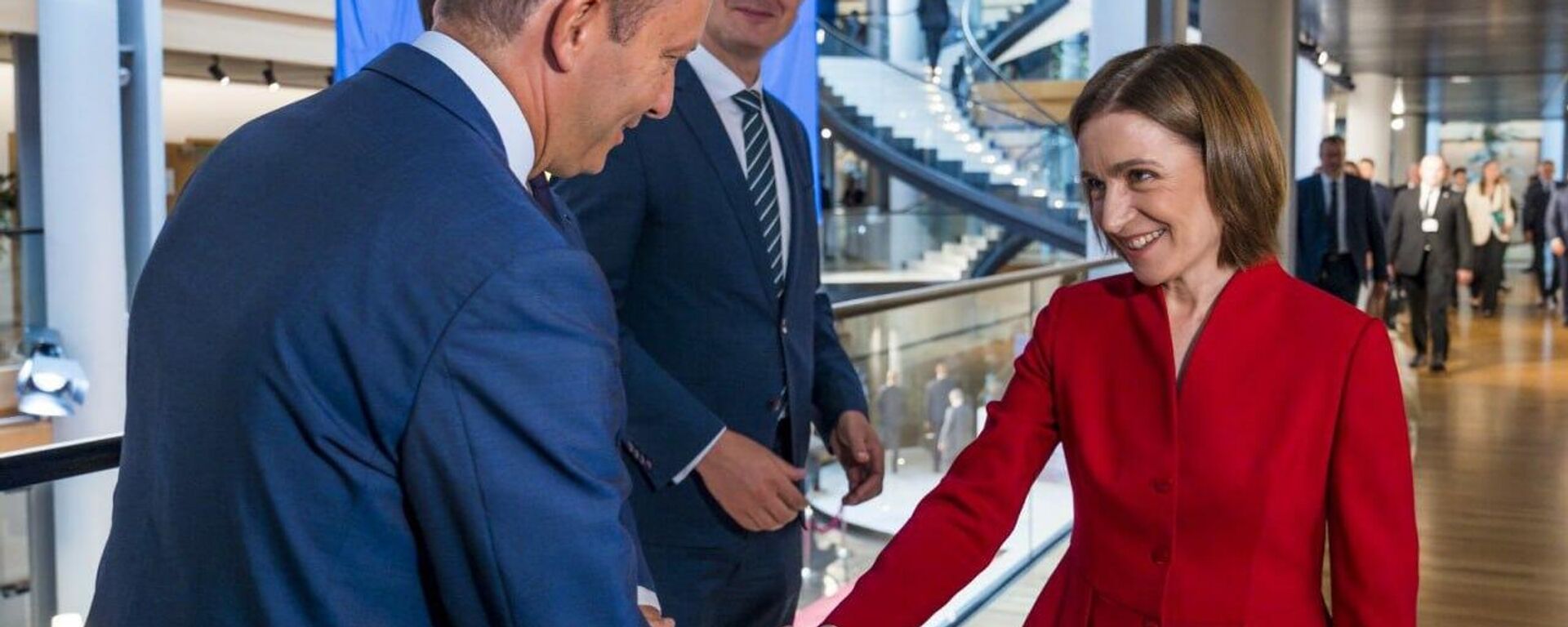 Искренне и даже немного заискивающе Майя Санду благодарит смотрящего за Молдовой евродепутата Зигфрида Мурешана за организованные им в Европарламенте дебаты по борьбе с вмешательством России перед парламентскими выборами в Молдове - Sputnik Молдова, 1920, 15.09.2025