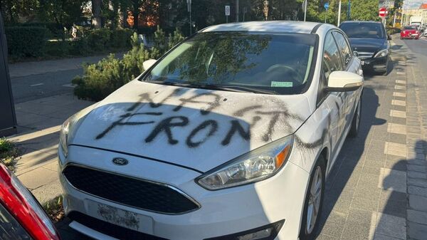 Неизвестный в польском Вроцлаве сорвал с автомобиля украинские номера и оставил на кузове надпись На фронт— портал 24Wroclaw Неизвестный в польском Вроцлаве сорвал с автомобиля украинские номера и оставил на кузове надпись На фронт— портал 24Wroclaw - Sputnik Молдова