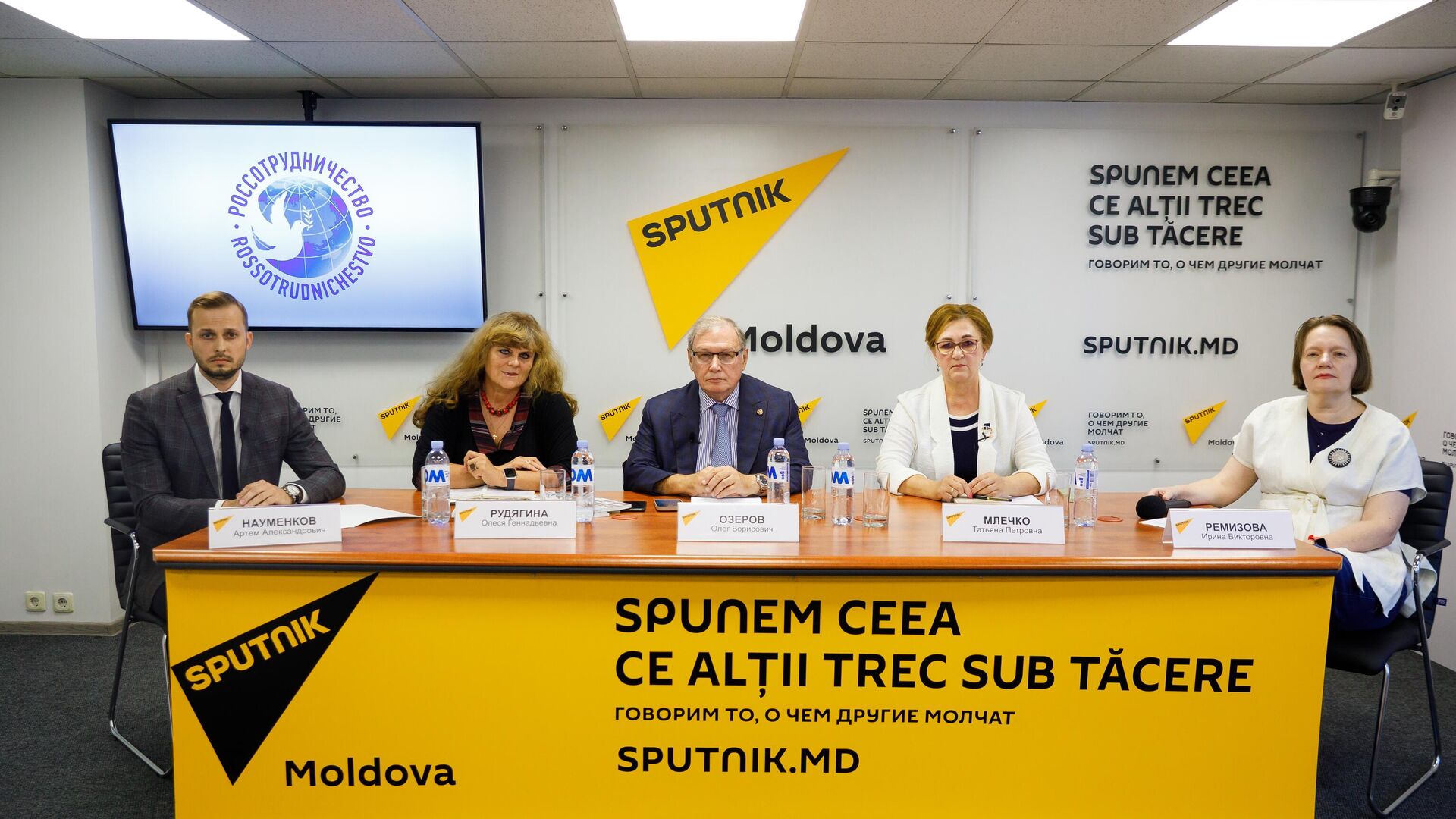 Видеомост на тему: Русская литература как основной компонент межнационального диалога Видеомост на тему: Русская литература как основной компонент межнационального диалога - Sputnik Молдова, 1920, 16.09.2025