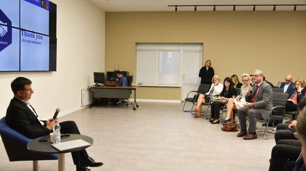 Шеф Нацполиции Виорел Чернэуцеану провёл встречу с послами и международниками, где рассказывал о роли полиции в гибридной войне и обеспечении демократических выборов - Sputnik Молдова