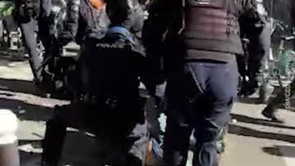 Полиция во Франции перешла к жестким действиям и задержаниям - Sputnik Молдова