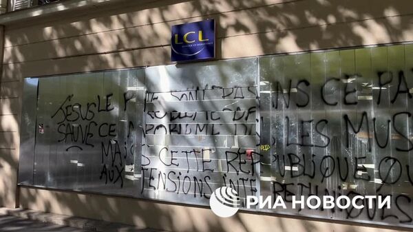 Magazinele și băncile din Paris au baricadat ferestrele și ușile în așteptarea unor posibile tulburări, relatează corespondentul RIA Novosti - Sputnik Moldova