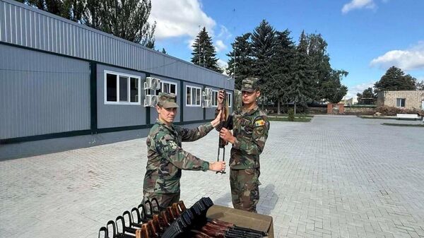 Глава комитета Победа Алексей Петрович прокомментировал выдачу новобранцам Нацармии Молдовы автоматов Калашникова во время принесения военной присяги - Sputnik Молдова