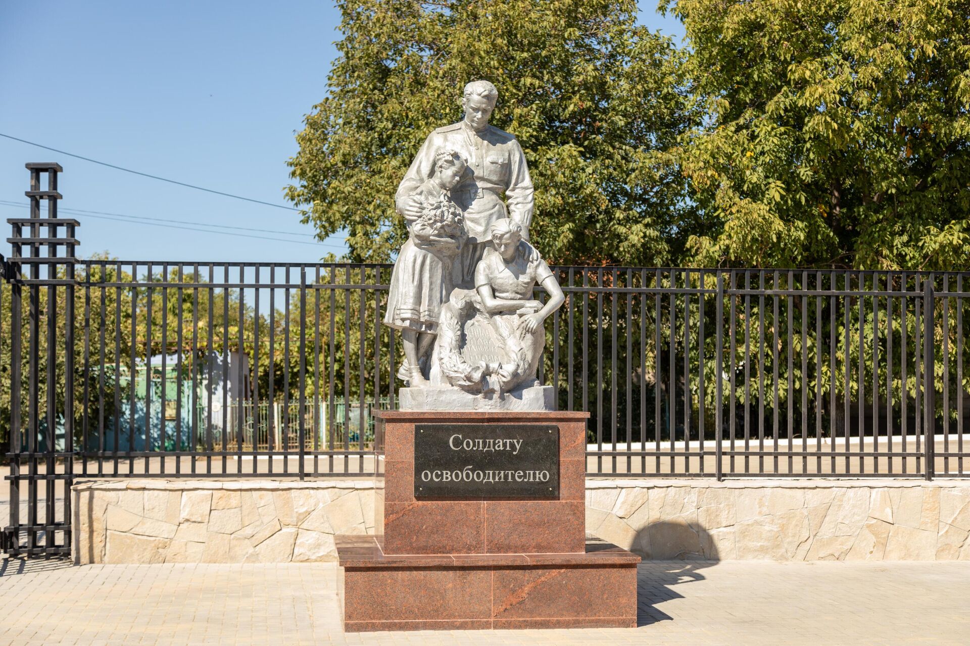 Церемония открытия отреставрированного Мемориала Славы в Дубоссарах Церемония открытия отреставрированного Мемориала Славы в Дубоссарах - Sputnik Молдова, 1920, 21.09.2025