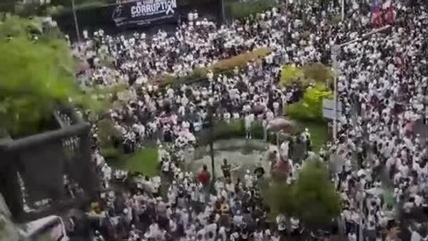 Массовые протесты на Филиппинах: из-за громкого коррупционного скандала тысячи протестующих принялись громить улицы и правительственные здания и учреждения - Sputnik Молдова