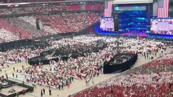 Церемония прощания с Чарли Кирком началась в Гриндейле, Аризона, США - Sputnik Молдова