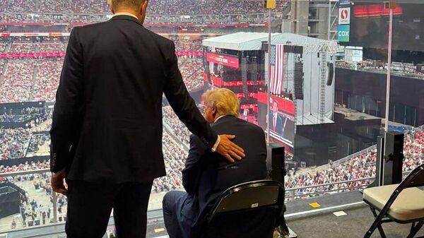 Трамп и 100-тысячный стадион в Аризоне на церемонии прощания с Чарли Кирком - Sputnik Молдова