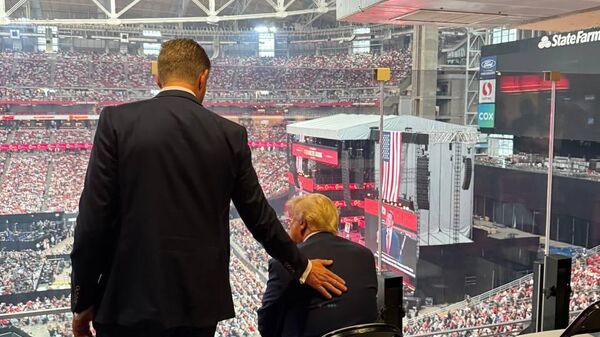 Trump se află pe stadionul din Arizona, unde are loc o slujbă funerară pentru Kirk, urmărind evenimentul dintr-o lojă separată, a anunțat Casa Albă - Sputnik Moldova