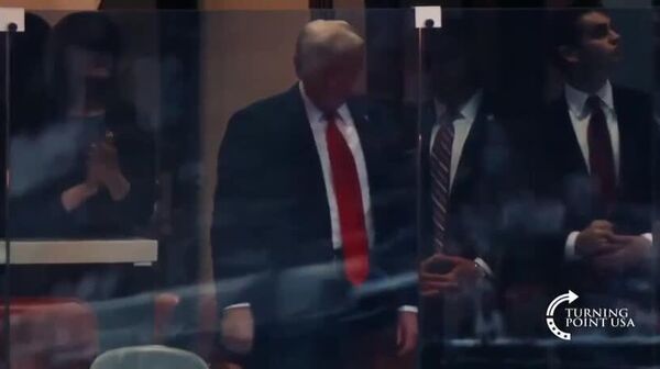 Mulțimea îl întâmpină pe Trump, sosit în Arizona la parastasul în memoria activistului ucis Kirk, cu strigăte de „SUA, SUA” - Sputnik Moldova