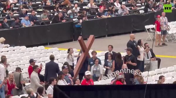 Un uriaș crucifix din lemn pe stadionul unde are loc seara comemorativă a lui Charlie Kirk, care a fost ucis, a fost adus de unul dintre participanți - Sputnik Moldova
