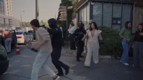 Полиция опубликовала видео с задержанием молдавских блогеров и инфлюенсеров, среди которых Эмилиан Крецу и Габриел Небуну, якобы по подозрению в электоральной коррупции - Sputnik Молдова