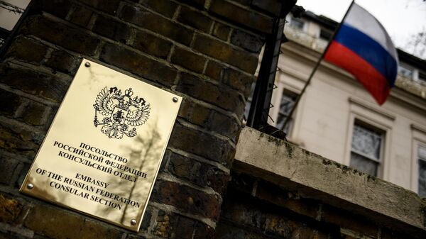 Табличка на здании российского посольства в Лондоне - Sputnik Молдова