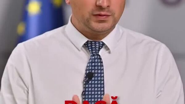 Интересно, политтехнологи партии власти хоть понимают, что выпуская в свет вот этого мелкого шулера, ловко жестикулирующего, как профессиональный наперсточник, и рассказывающего с серьезным лицом полные небылицы, они достигают обратного эффекта? - Sputnik Молдова