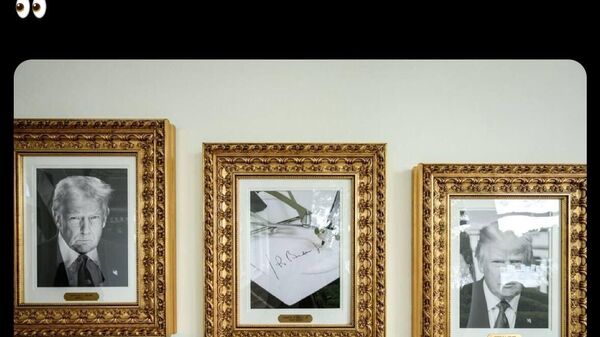 Белый дом опубликовал в X фотографию Президентской аллеи славы в Западном крыле здания, где вместо портрета Джо Байдена теперь размещено фото устройства для автоматической подписи документов, которое использовали помощники экс-президента - Sputnik Молдова