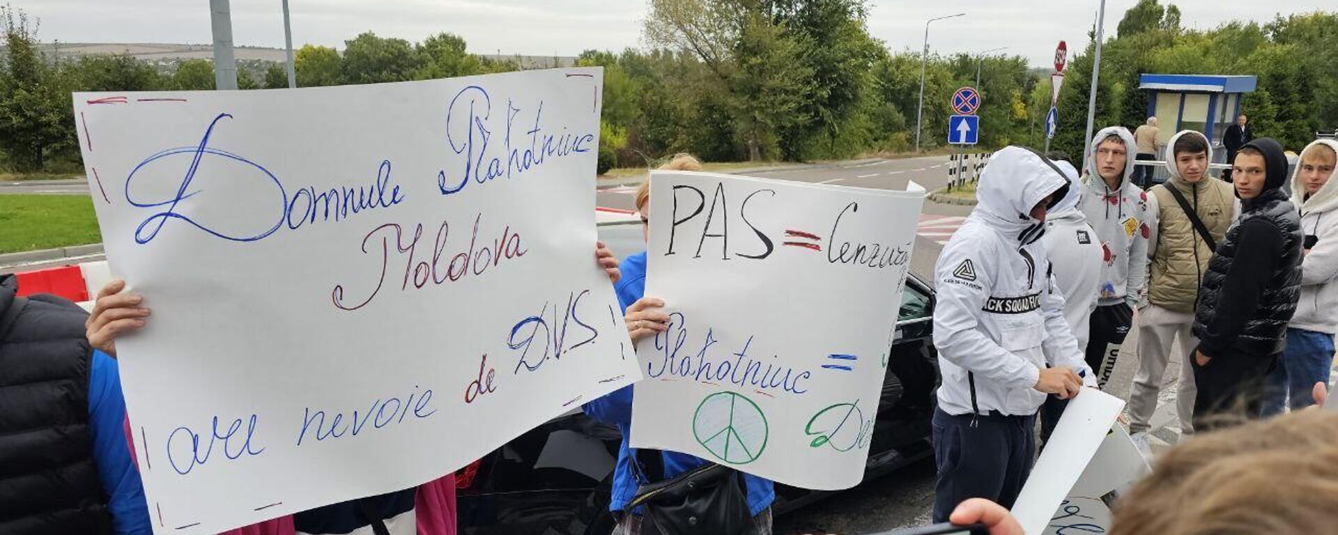 Помимо большого количества полиции, Плахотнюка в аэропорту — без иронии — действительно встречала группа поддержки - Sputnik Молдова, 1920, 25.09.2025