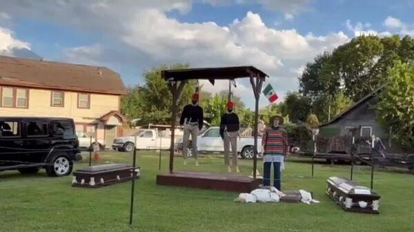 SUA se pregătește de Halloween: manechine care îi înfățișează pe susținători ai lui Trump și pe Charlie Kirk au fost spânzurate de o spânzurătoare în Houston, Texas - Sputnik Moldova