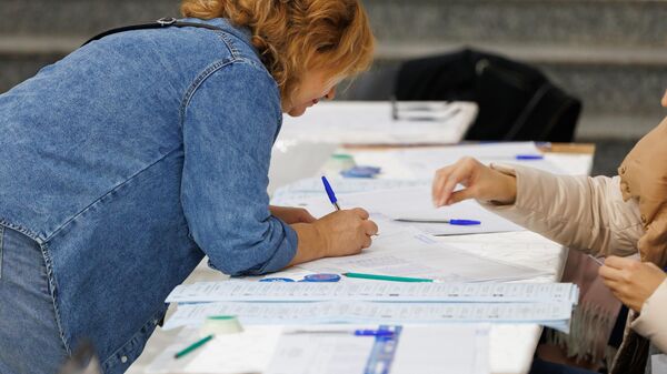 Обработано более 50% протоколов участков в Приднестровье: какая политсила лидирует - Sputnik Молдова