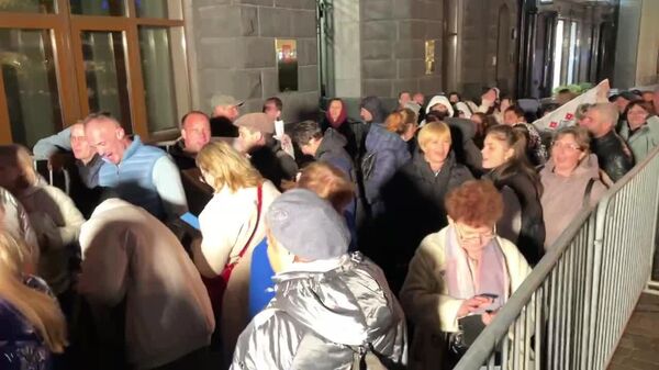 La Moscova, moldovenii adunați lângă secția de votare de la ambasadă scandează „vrem să votăm” - Sputnik Moldova