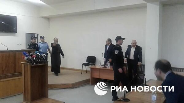 Judecătoria din Erevan l-a condamnat pe arhiepiscopul Mikael Adjapahian la 2 ani de închisoare pentru instigare la uzurpare a puterii, relatează corespondentul RIA Novosti - Sputnik Moldova