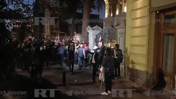 Protestatarii de la palatul prezidențial din Tbilisi aruncă cu petarde și pietre în forțele de ordine, scriu presa locală - Sputnik Moldova