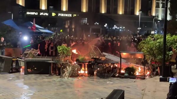 Участники беспорядков в Тбилиси уничтожают имущество уличных кафе на площади Орбелиани, передает @SputnikGeorgia - Sputnik Молдова